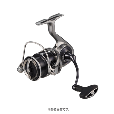 Daiwa 25 Caldia FC LT2500S-H, mulinello spinning visto di tre quarti