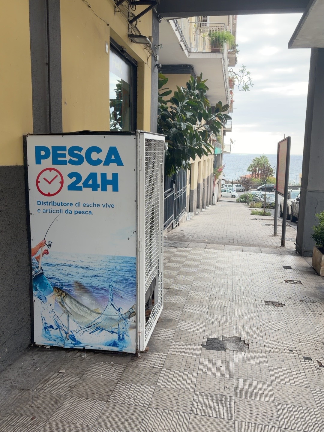 Distributore Pesca H24 accanto al negozio Olga Sport a Catania